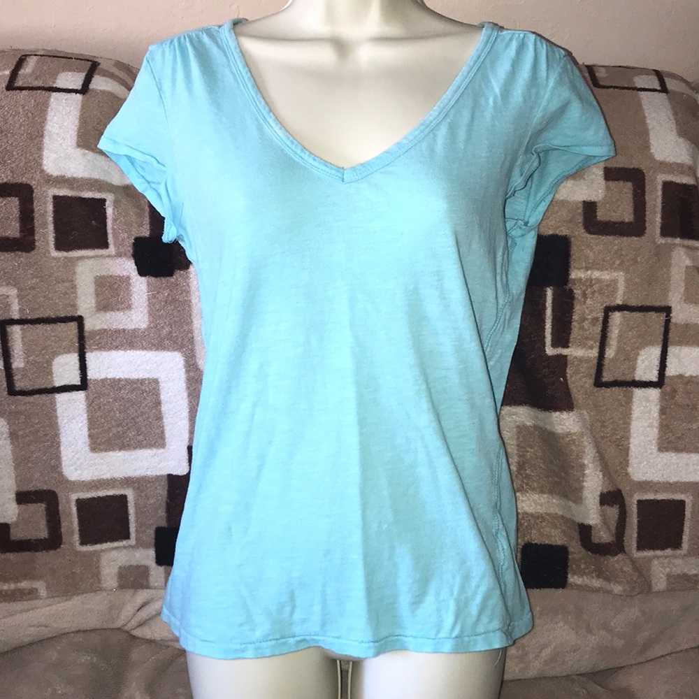 SO perfect tee medium V neck short sleeved blue shirt 💗 stained